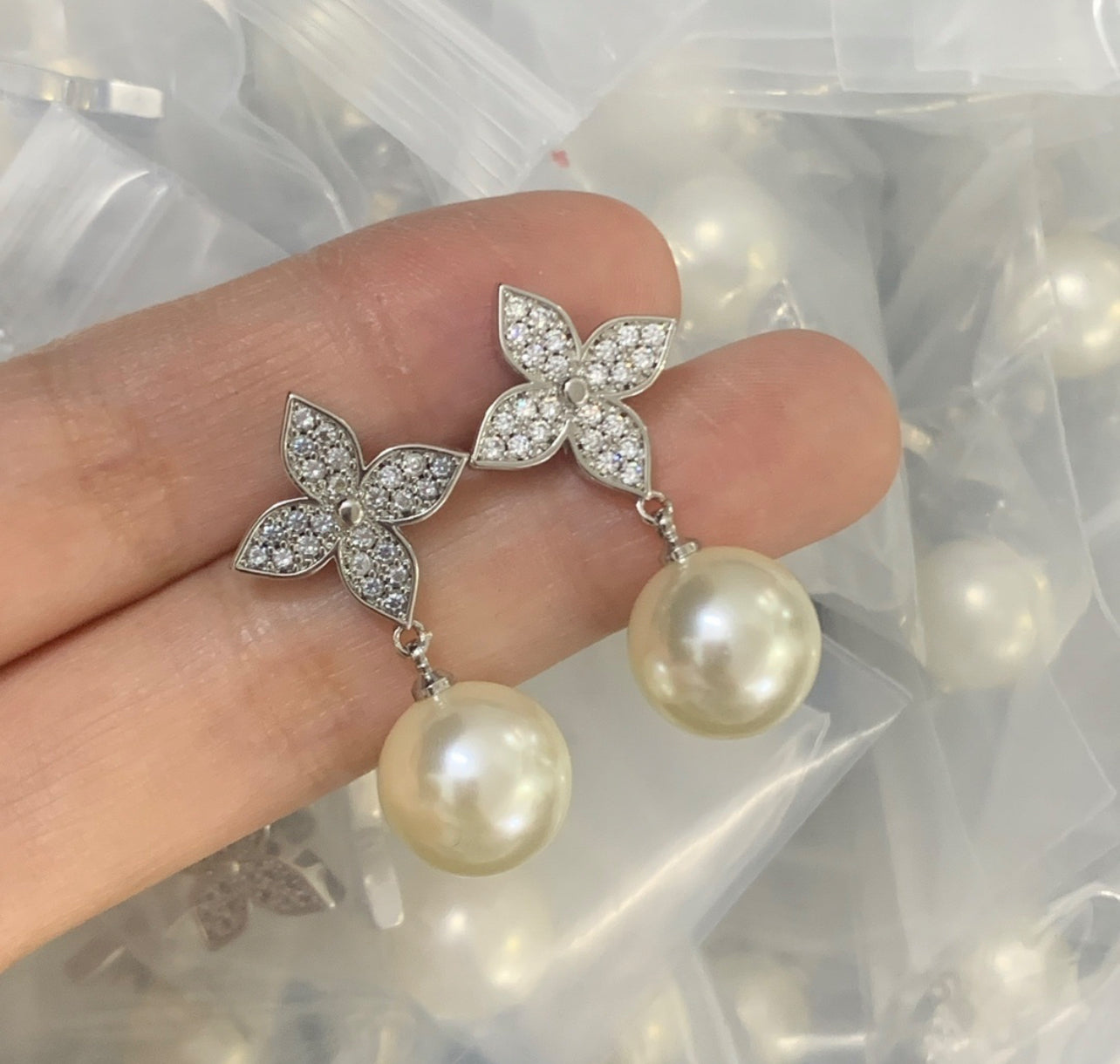 NEW LV Pearl Earrings