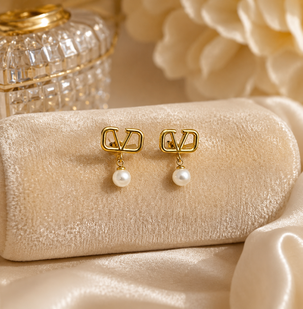 Plain Pearly Vlogo Studs (Pre Order)